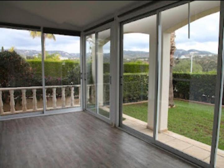 Beautiful Five Minutes From Beach! *