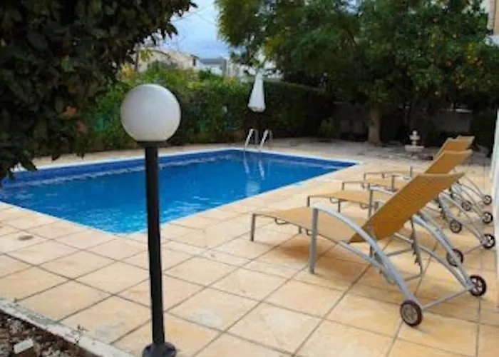 Beautiful Villa Five Minutes From Coral Bay Beach!